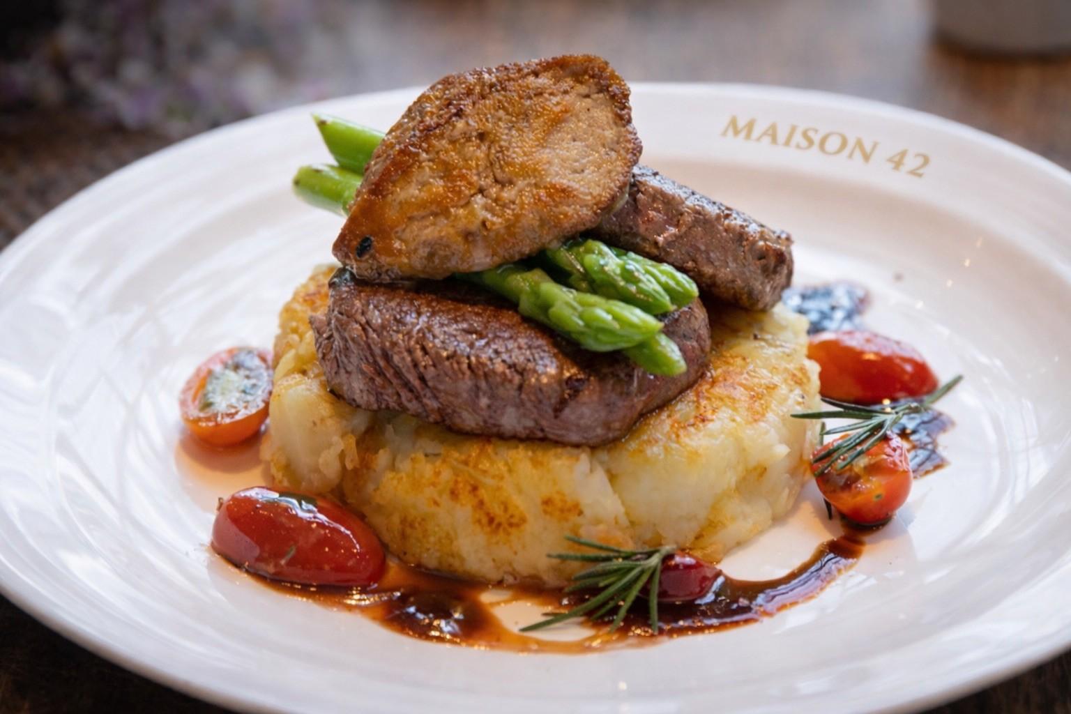 Pièce de bœuf, écrasé de pommes de terre, asperges vertes et jus réduit
